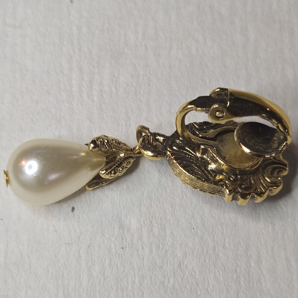 EUC Vintage Gold Tone Teal Blue Cabochon Faux Pearl Clip On Earrings - Picture 5 of 5